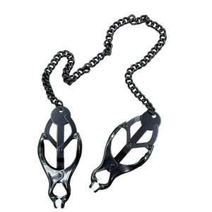 Een set zwarte clover clamps tepelklemmen, verbonden met een zwarte ketting.