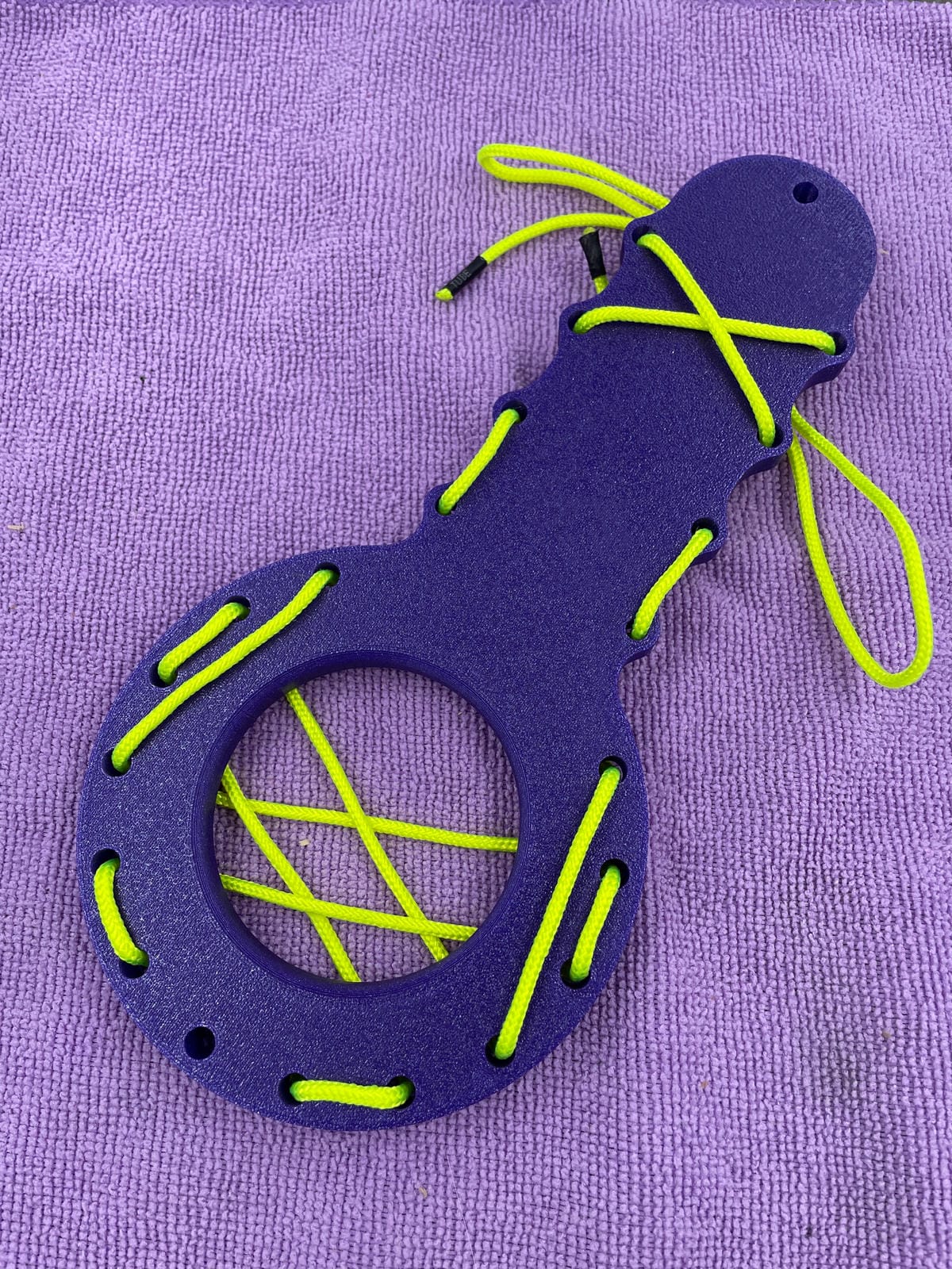 Een BDSM CBT plankje met geel touw