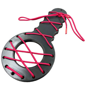 Een BDSM CBT plankje met rood touw
