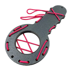 Een BDSM CBT plankje met rood touw