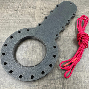 Een BDSM CBT plankje met rood touw