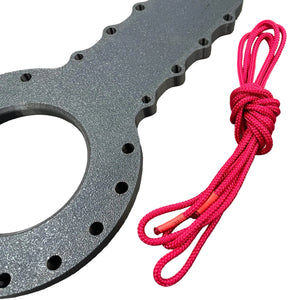Een BDSM CBT plankje met rood touw