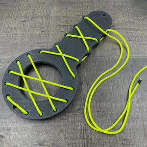 Een BDSM CBT plankje met geel touw