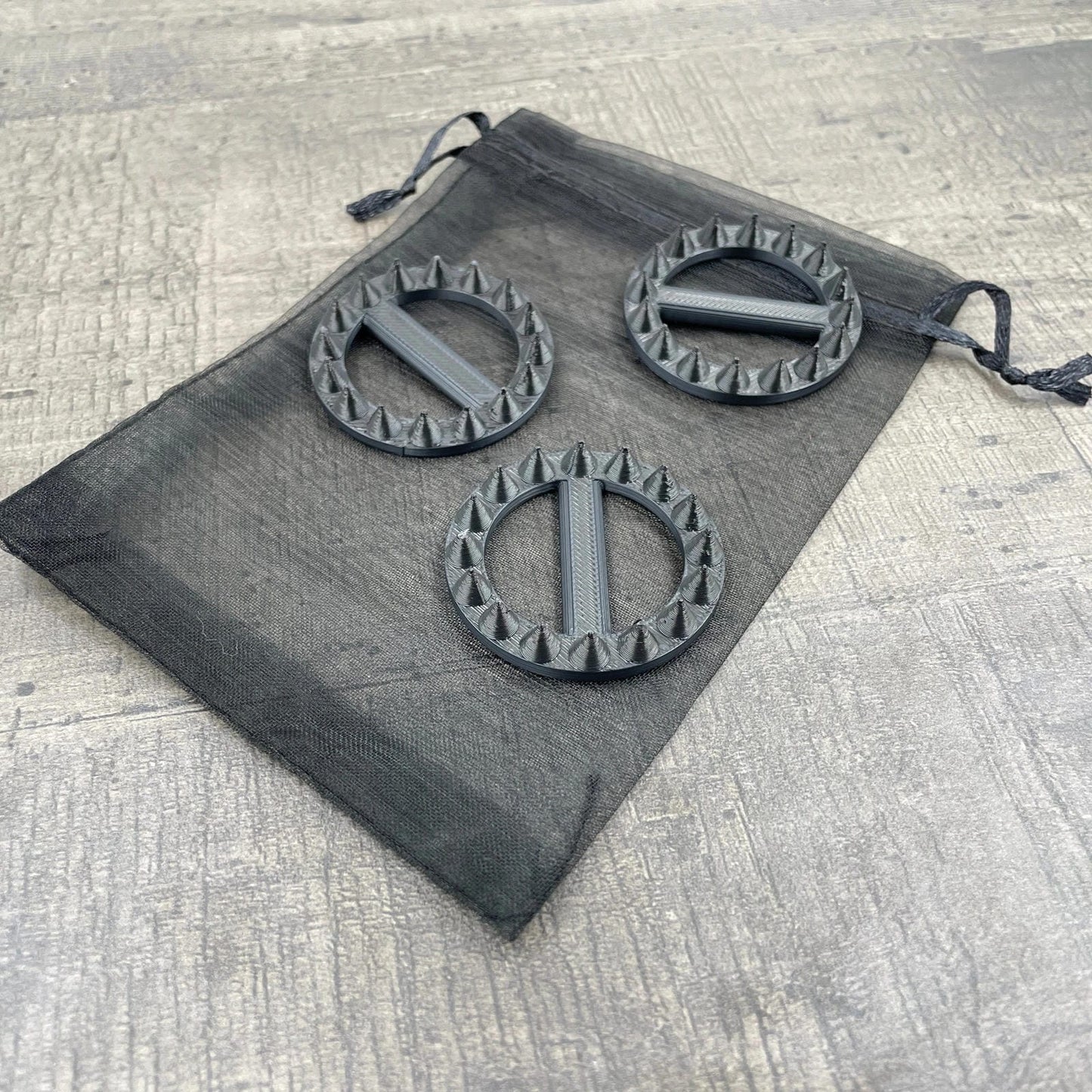 Drie ronde shibari rope spikes in de kleur zwart