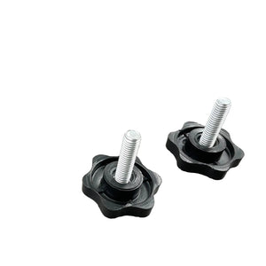 Detailfoto van een BDSM humbler met schroefknoppen in het zwart met rode accenten