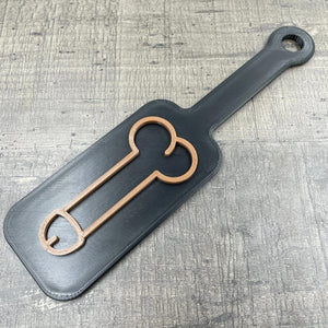 Een kleine BDSM paddle met de afbeelding van een penis