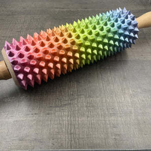 Een deegroller met spikes voor BDSM in regenboog kleur