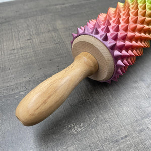 Detailfoto van een deegroller met spikes voor BDSM