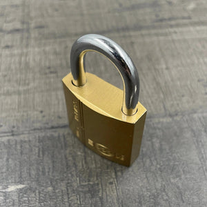 Een koperen hangslot