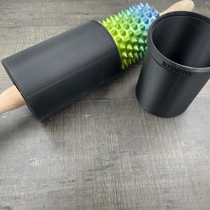 Een deegroller met spikes voor BDSM met beschermkap