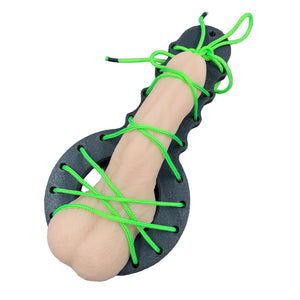 Een BDSM CBT plankje met groen touw en een dildo