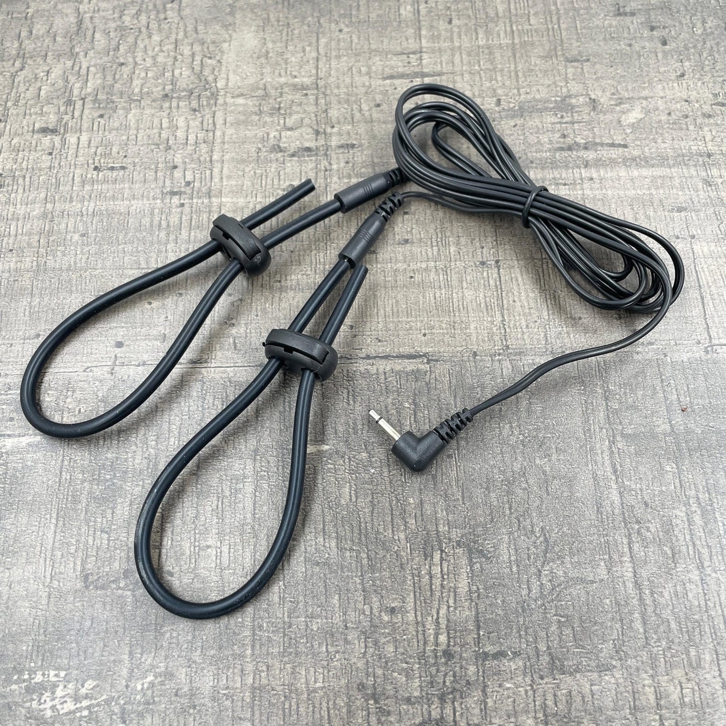 Twee straps van geleidende siliconen voor e-stim met een Rimba kabel