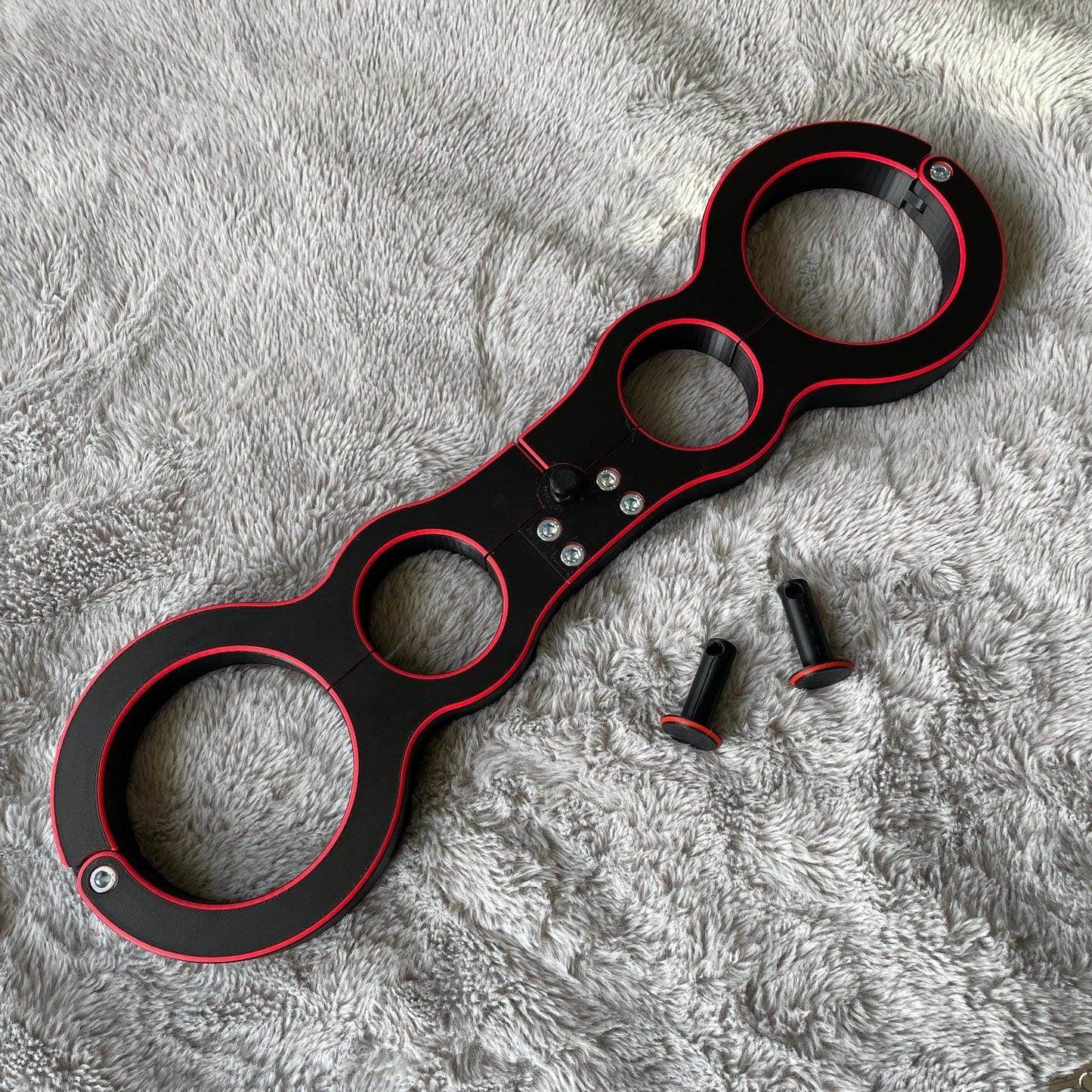 Een schandpaal voor BDSM in het zwart met rode accenten