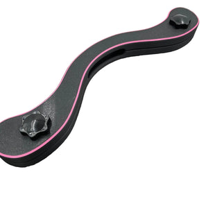 Een BDSM humbler met schroefknoppen in het zwart met roze accenten