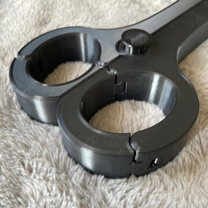 Detailfoto van de polsen van een BDSM rigid fiddle in het zwart