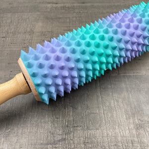 Een deegroller met spikes voor BDSM in de kleuren blauw en lila