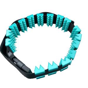 Een BDSM cilice met een zwarte band en spikes in turquoise
