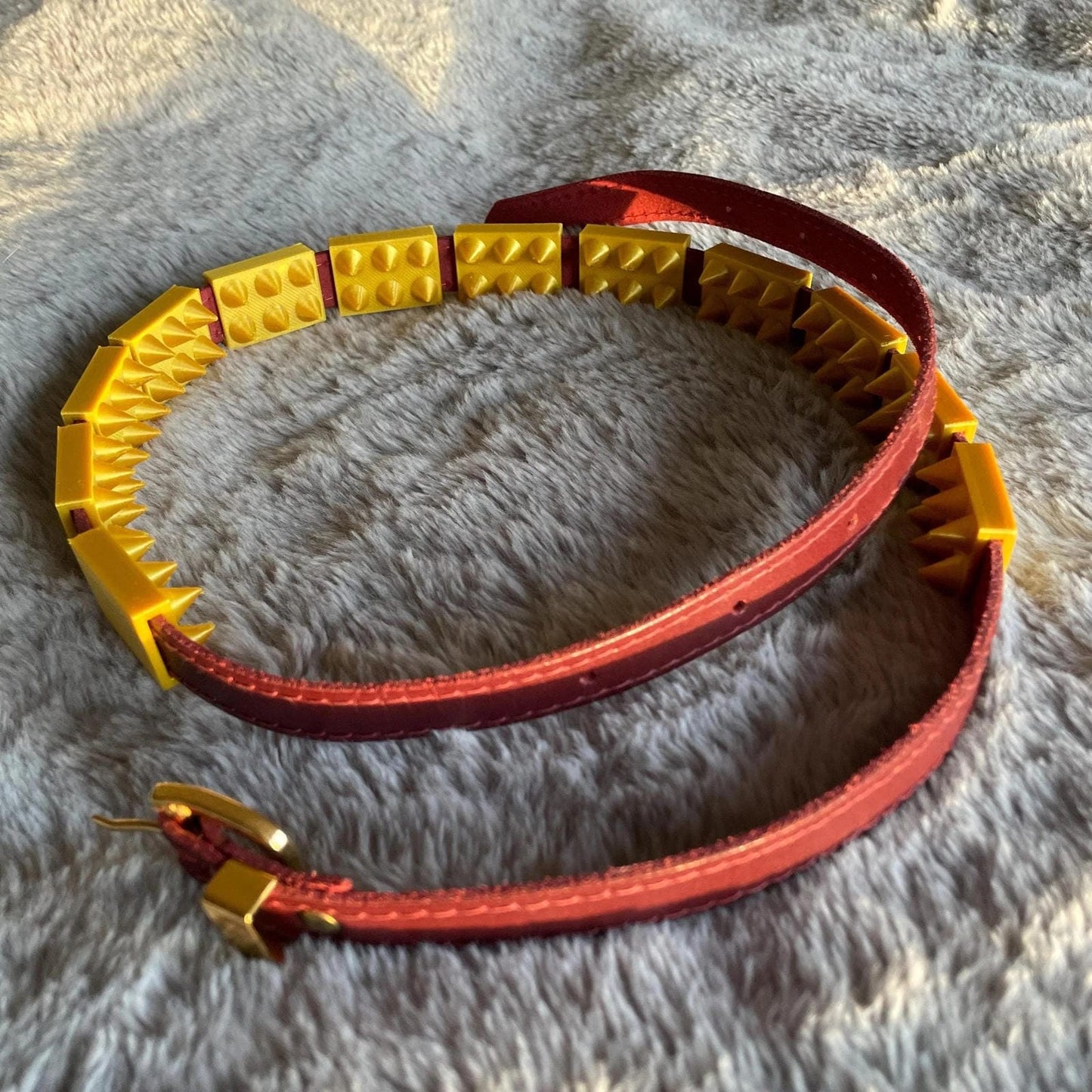 Een lederen band met spikes voor BDSM