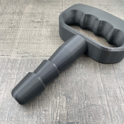 Een adapter voor vac-u-lock seks toys met een zwarte handgreep.