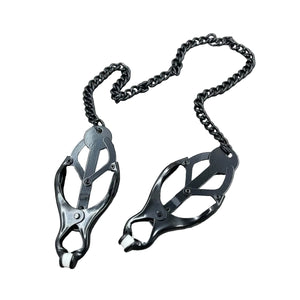 Een set zwarte clover clamps tepelklemmen, verbonden met een zwarte ketting.