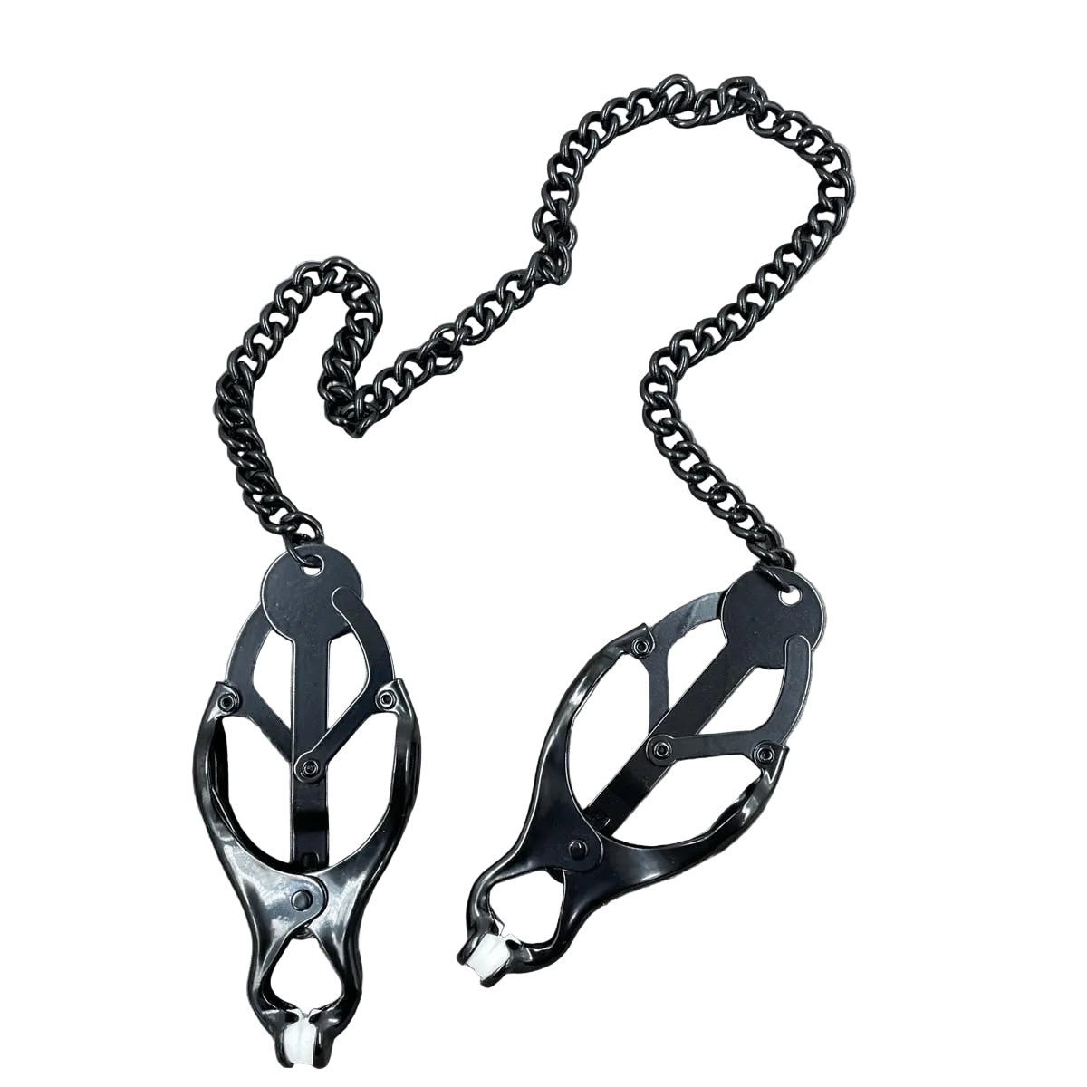 Een set zwarte clover clamps tepelklemmen, verbonden met een zwarte ketting.