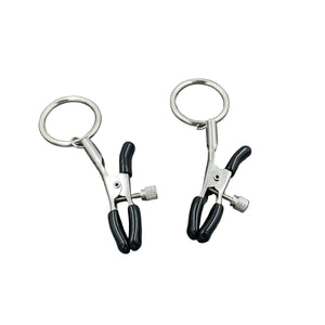 Een set verstelbare tepelklemmen met ring en een rubberen bescherming in het zwart.