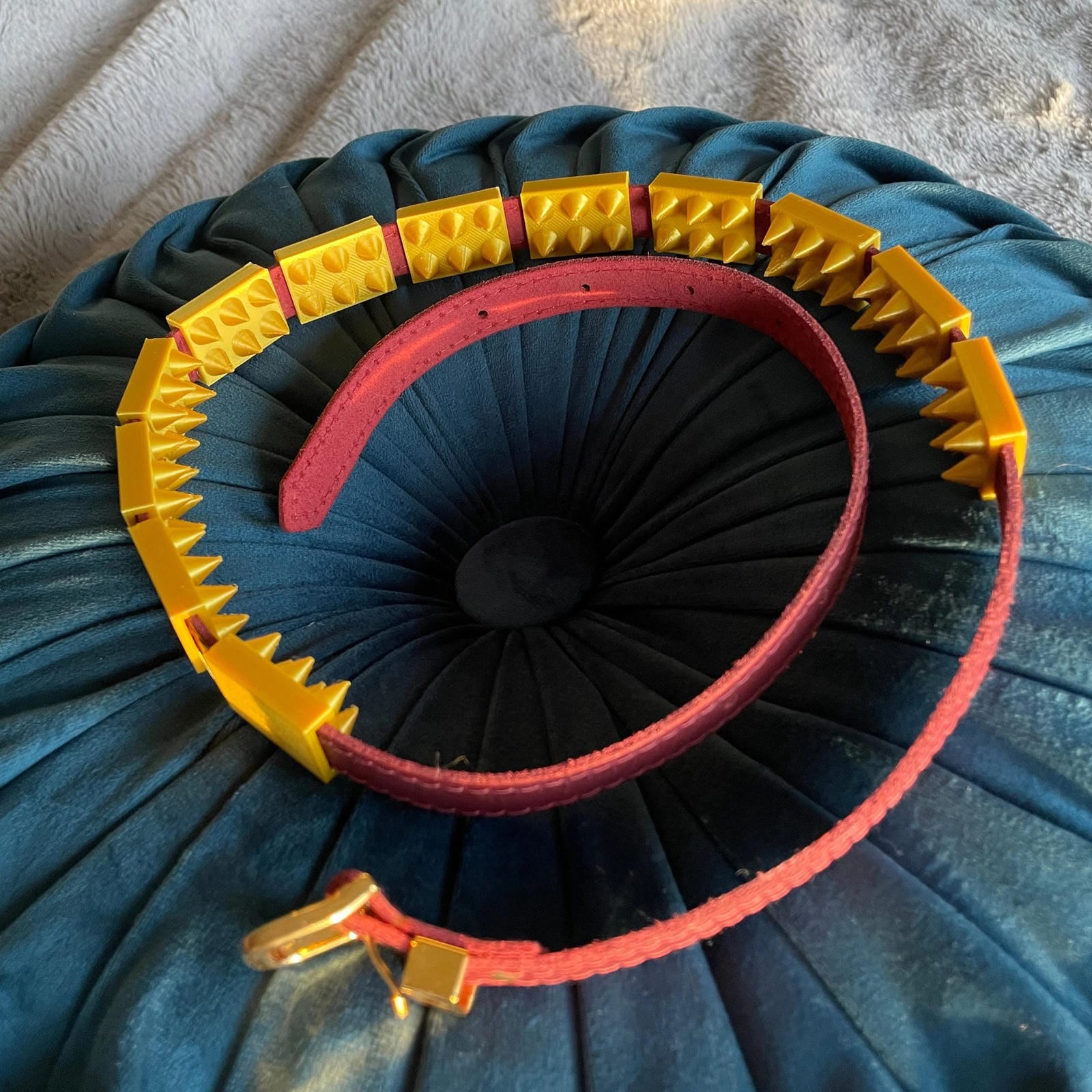 Een lederen band met spikes voor BDSM