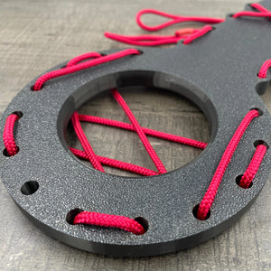 Een BDSM CBT plankje met rood touw