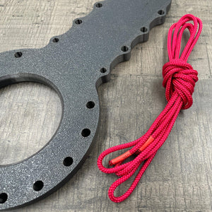 Een BDSM CBT plankje met rood touw