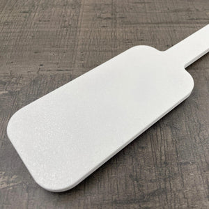 De achterkant van een kleine BDSM paddle in de kleur wit