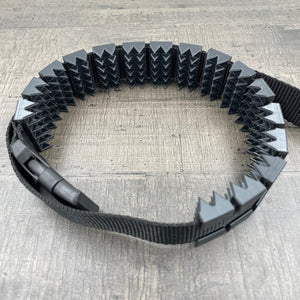 Een BDSM cilice met een zwarte band en zwarte spikes