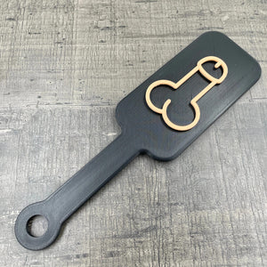 Een kleine BDSM paddle met de afbeelding van een penis