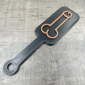 Een kleine BDSM paddle met de afbeelding van een penis