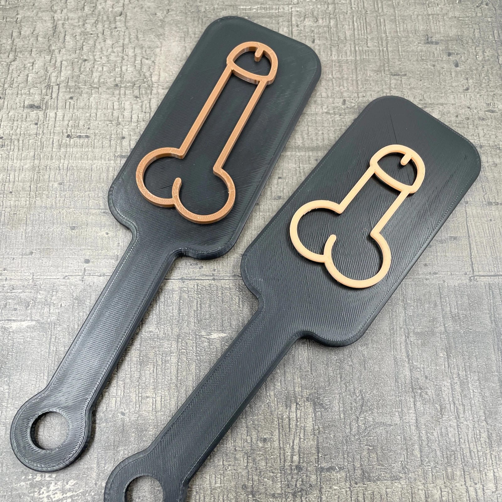 Een kleine BDSM paddle met de afbeelding van een penis