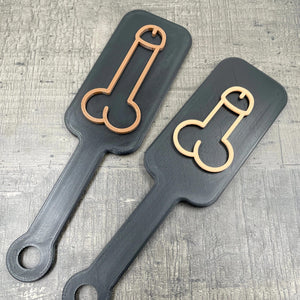 Een kleine BDSM paddle met de afbeelding van een penis