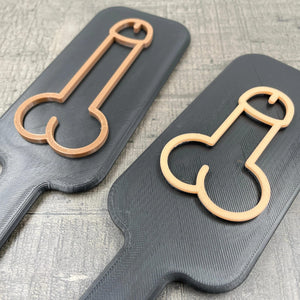 Een kleine BDSM paddle met de afbeelding van een penis