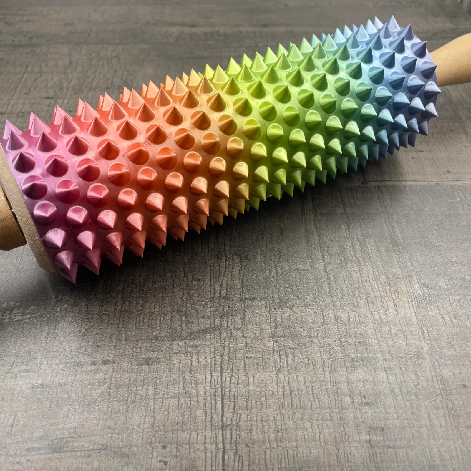 Een deegroller met spikes voor BDSM in regenboog kleur
