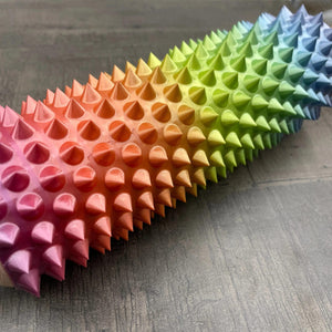 Een deegroller met spikes voor BDSM in regenboog kleur
