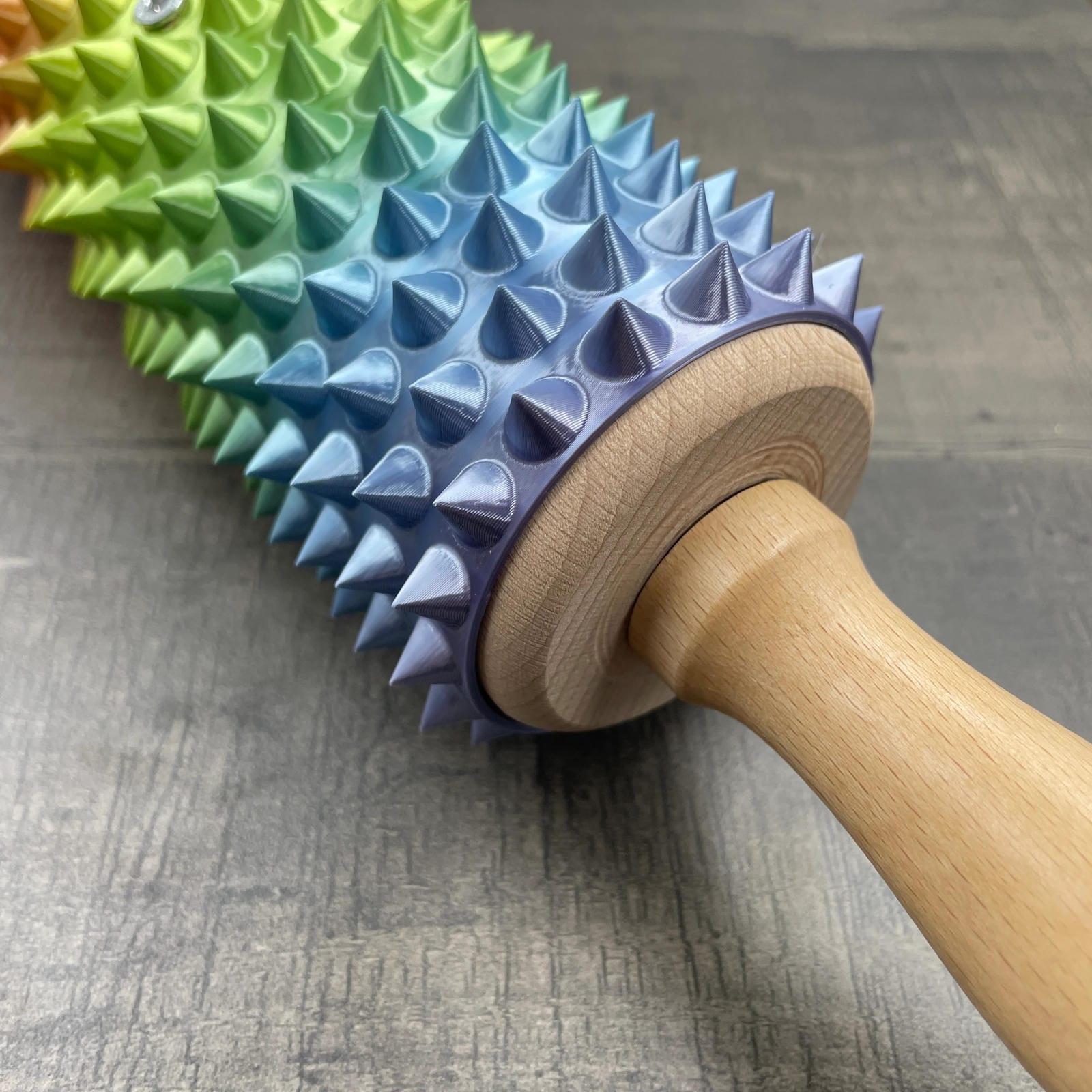 Het handvat van een deegroller met spikes voor BDSM