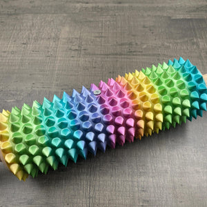 Een deegroller met spikes voor BDSM in regenboog kleur