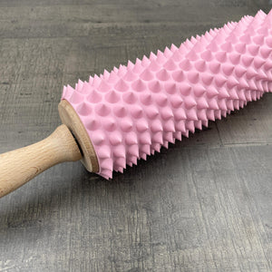 Een deegroller met spikes voor BDSM in roze