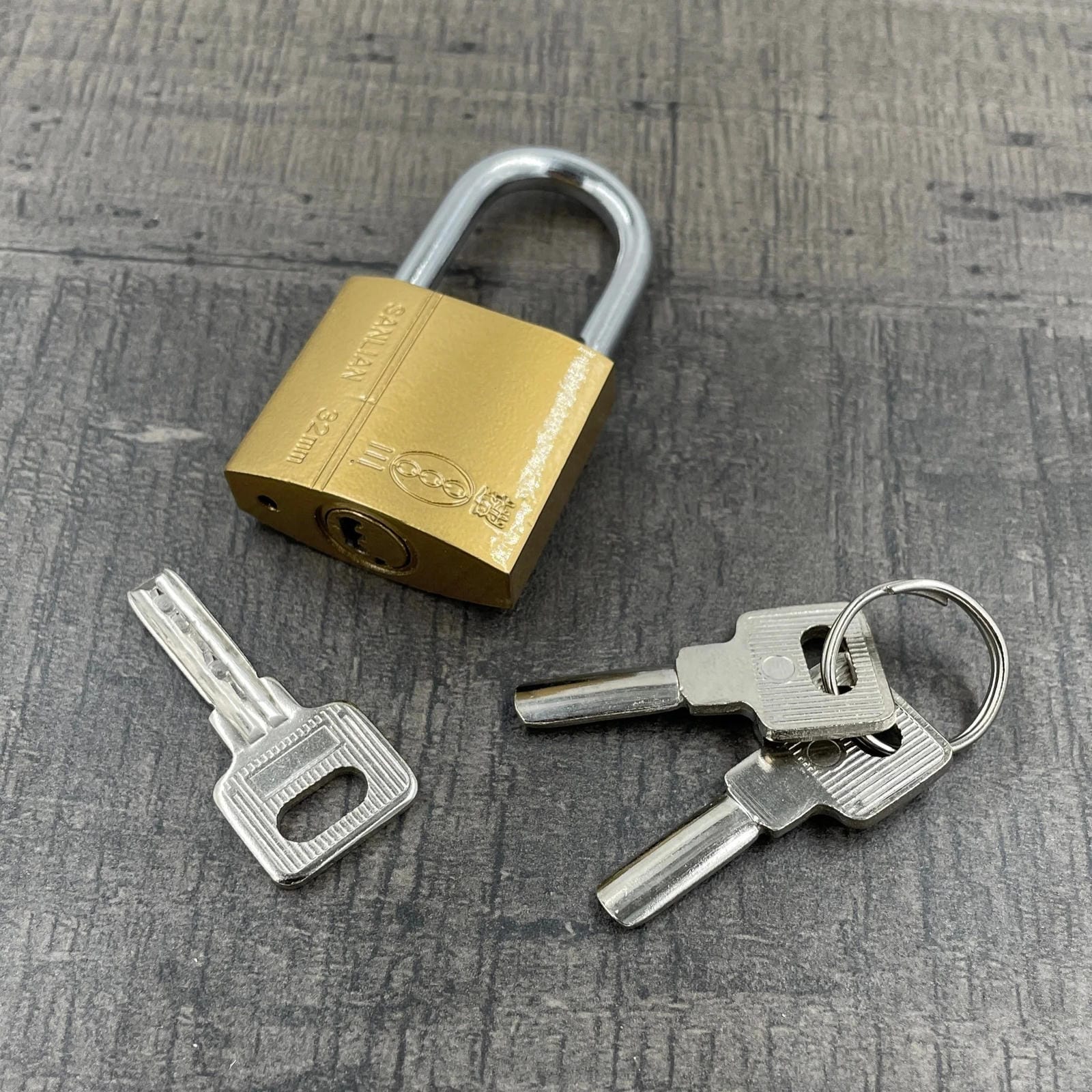 Een koperen hangslot