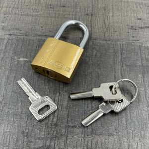 Een koperen hangslot