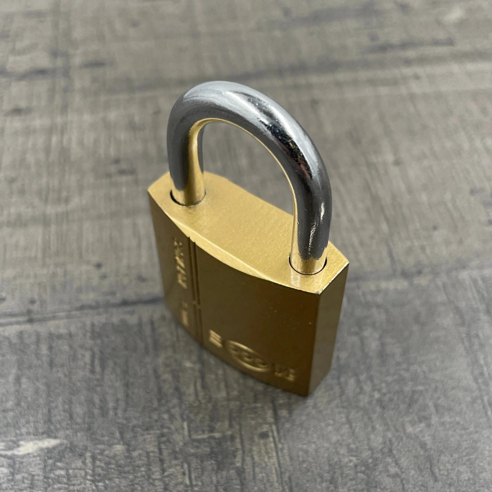 Een koperen hangslot