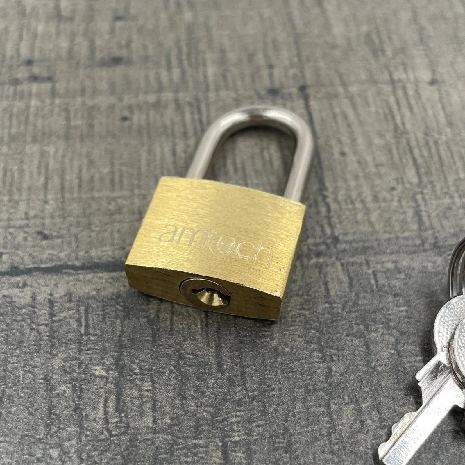 Een koperen hangslot