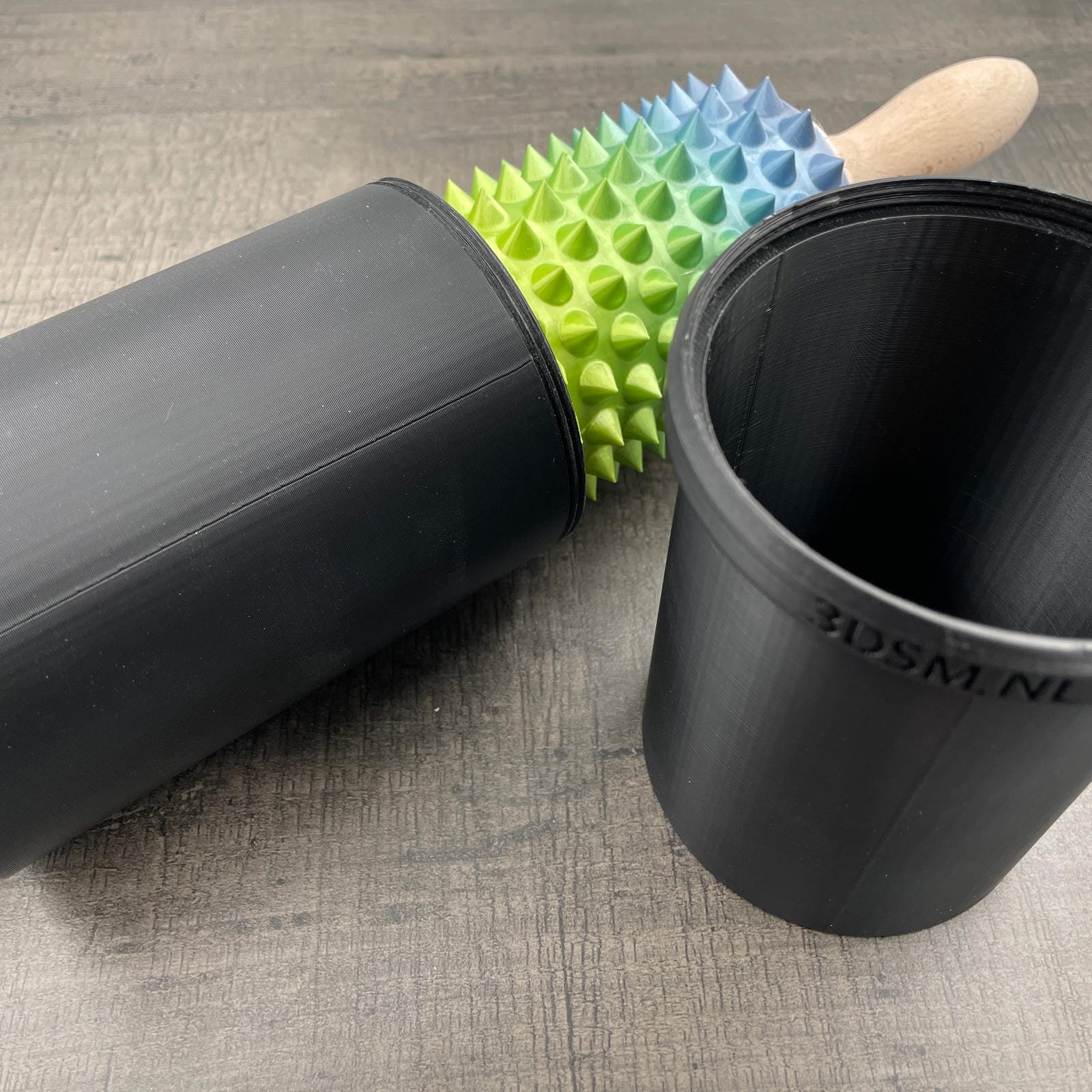 Een zwarte beschermkap voor een BDSM deegroller van 3DSM