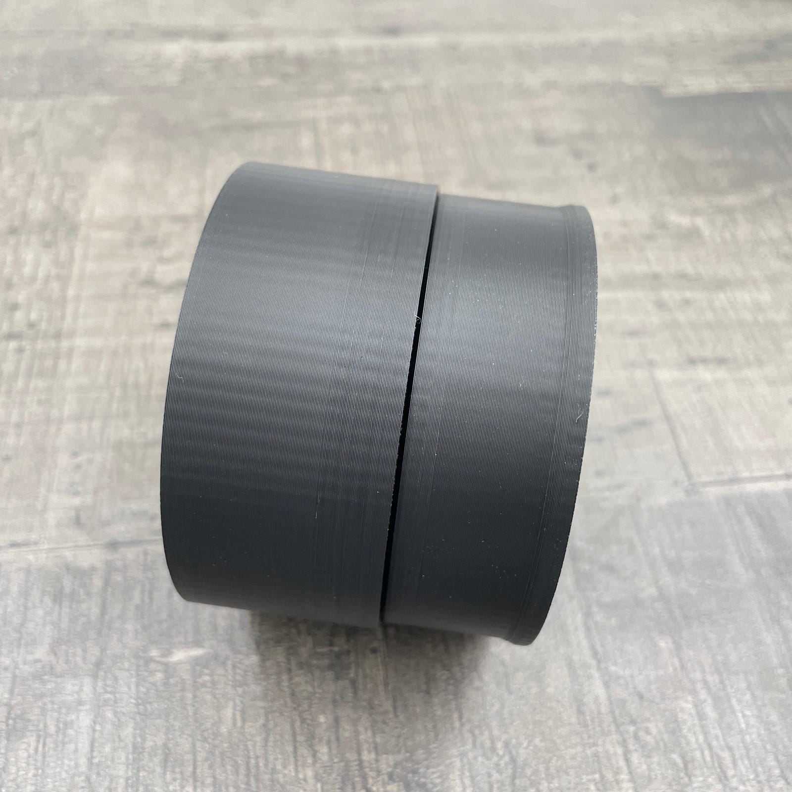 Zij-aanzicht van een zwart doosje voor shibari rope spikes