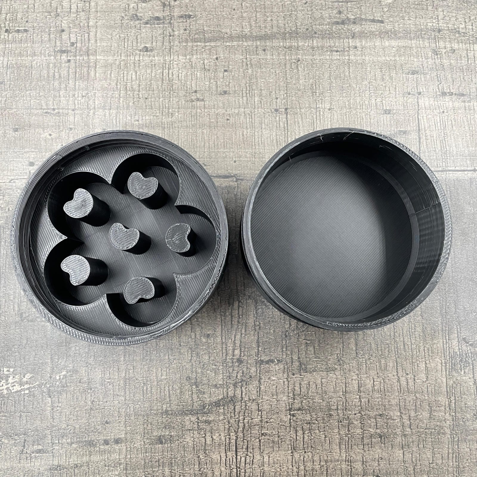 Een zwart doosje voor shibari rope spikes