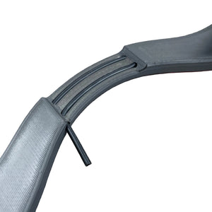 Detailfoto van een BDSM humbler met e-stim functionaliteit in het zwart