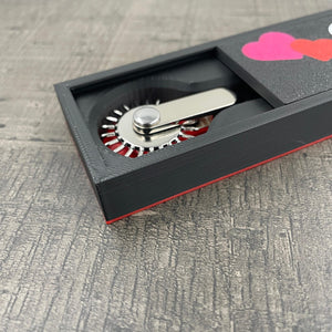 Detailfoto van een BDSM Wartenberg pinwheel in een doosje